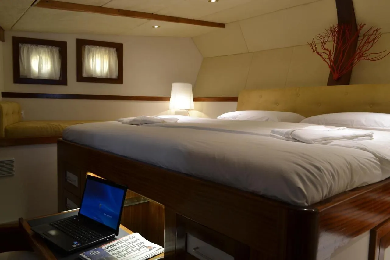 Dvi Marije Hotel Palermo Botel